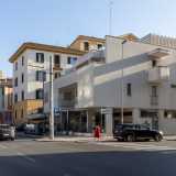 Il nostro viaggio parte dal rione Carrassi, l� dove si trovano gli edifici pionieri della trasformazione che sta investendo la citt�. Qui infatti, gi� una decina di anni fa, erano sorti moderni fabbricati (naturalmente bianchi con vetrate)...